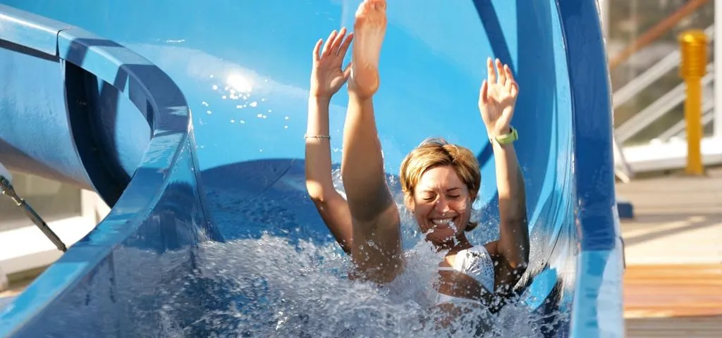 1- TOBOGÁN ACUÁTICO <br> 100 % FUN Y SENSACIONES