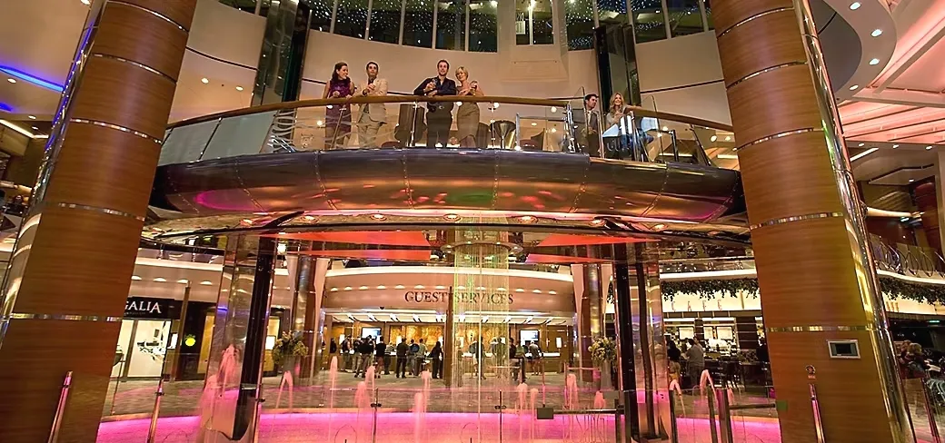 4- RISING TIDE BAR <br> BAR ASCENSOR CON VISTA PANORÁMICA