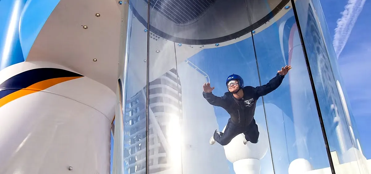 1- RIPCORD BY IFLY <br> VIVE LA SENSACIÓN DE CAÍDA LIBRE A BORDO