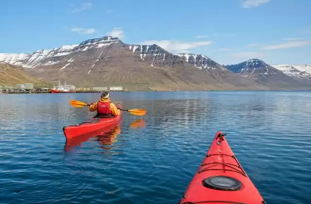 Kayak de mar en el fiordo