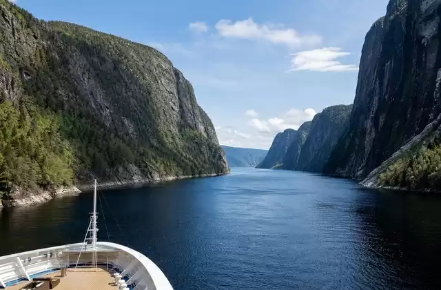 Navegar por el fiordo del Saguenay