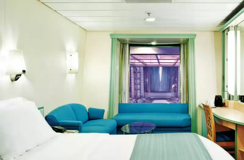 Cabina interior comunicada con vista al paseo